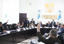El presidente del Congreso, Nery Ramos, informa que el diputado Byron Tejeda desiste de la interpelación al ministro de Desarrollo Social. Foto: Organismo Legislativo