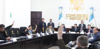 El presidente del Congreso, Nery Ramos, informa que el diputado Byron Tejeda desiste de la interpelación al ministro de Desarrollo Social. Foto: Organismo Legislativo