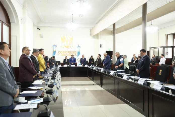 Los jefes de bloque acuerdan discutir otorgar una ayuda económica a las familias de las víctimas que fallecieron en el bus en la zona 6 de la capital. Foto: Congreso de la República