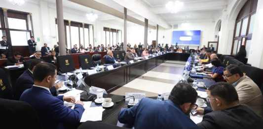 Los jefes de bloque respondieron que consultarán con sus bancadas la decisión que tomarán por el aumento de sueldo. Foto: Congreso