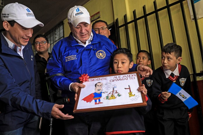 Miguel Martínez y Alejandro Giammattei en una ceremonia por parte del Ministerio de Educación, el 21 de febrero de 2020. Foto: La Hora / Presidencia.