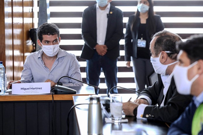 Miguel Martínez y Alejandro Giammattei en una reunión con alcaldes, el 5 de mayo de 2022. Foto: La Hora / Presidencia.