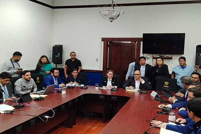 La ministra de Ambiente, Patricia Orantes, informa que continúa el diálogo con los recolectores y autoridades municipales por la separación de la basura. Foto: La Hora