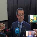 El ministro de Finanzas, Jonathan Menkos, entregó la iniciativa de ley para ampliar el presupuesto 2025. Foto: La Hora
