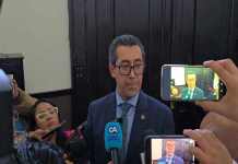 El ministro de Finanzas, Jonathan Menkos, entregó la iniciativa de ley para ampliar el presupuesto 2025. Foto: La Hora