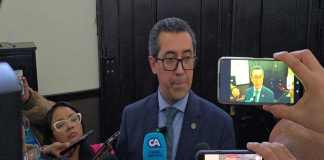 El ministro de Finanzas, Jonathan Menkos, entregó la iniciativa de ley para ampliar el presupuesto 2025. Foto: La Hora