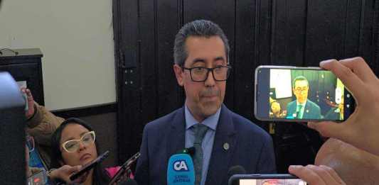 El ministro de Finanzas, Jonathan Menkos, entregó la iniciativa de ley para ampliar el presupuesto 2025. Foto: La Hora