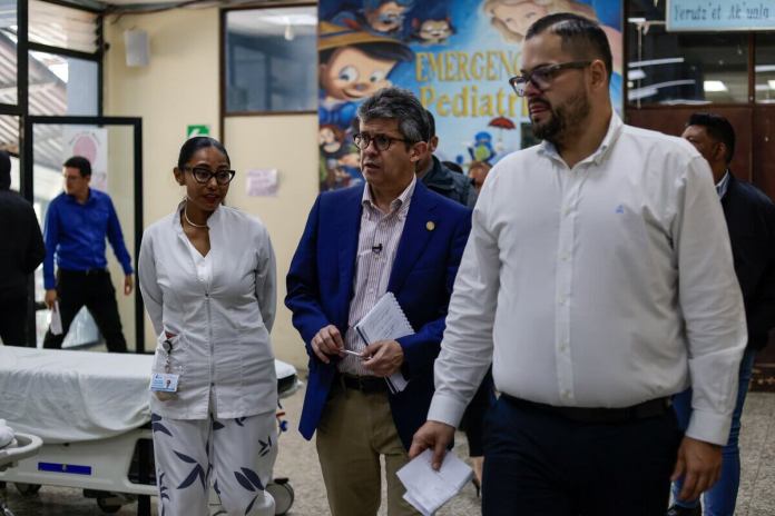 El ministro de Salud Pública, Joaquín Barnoya, comenta que desde hace 15 años no se modernizaba el hospital. Foto: Ministerio de Salud