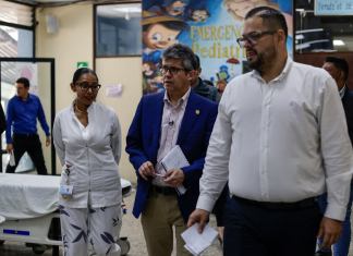 El ministro de Salud Pública, Joaquín Barnoya, comenta que desde hace 15 años no se modernizaba el hospital. Foto: Ministerio de Salud