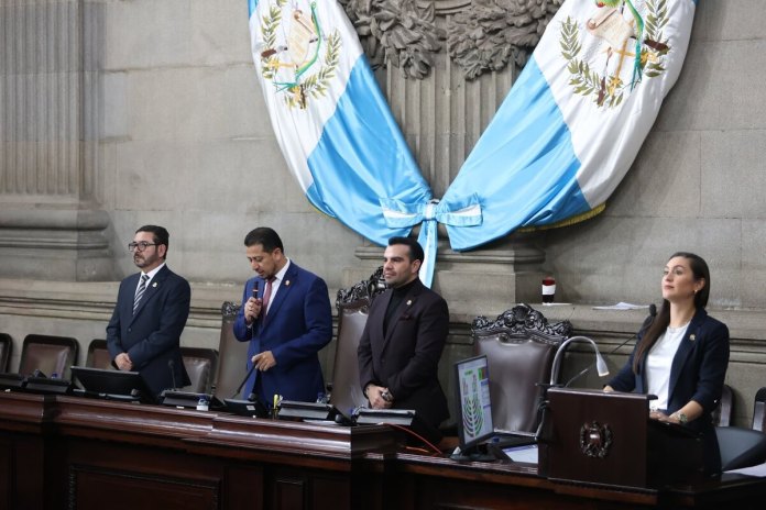 El presidente del Congreso, Nery Ramos, se pronuncia por la discusión del aumento de sueldo a los diputados. Foto: Congreso