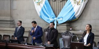 El presidente del Congreso, Nery Ramos, se pronuncia por la discusión del aumento de sueldo a los diputados. Foto: Congreso
