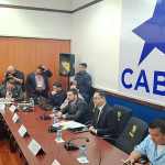El viceministro de Infraestructura, Allan Guevara, responde a las preguntas de los diputados. Foto: La Hora