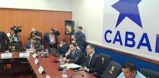 El viceministro de Infraestructura, Allan Guevara, responde a las preguntas de los diputados. Foto: La Hora