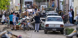 Fotografía que muestra personas caminando entre escombros ocasionados por una inundación en Bahía Blanca (Argentina). Foto La Hora: EFE