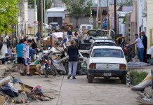 Ascienden a dieciséis los muertos por las inundaciones en Bahía Blanca, Argentina Fotografía que muestra personas caminando entre escombros ocasionados por una inundación en Bahía Blanca (Argentina). Foto La Hora: EFE