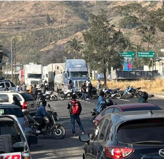 Bloqueo kilómetro 30 CA-9.