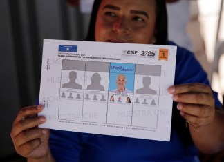 Una persona muestra un tarjetón electoral este sábado, en Tegucigalpa (Honduras). Foto La Hora: EFE