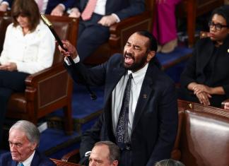 Demócrata asegura que "valió la pena" ser expulsado del Congreso durante discurso de Trump