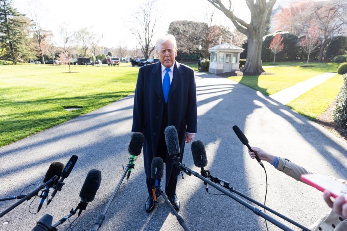 Presidente Donald Trump brindado declaraciones a fuera de la Casa Blanca. Foto La Hora: EFE