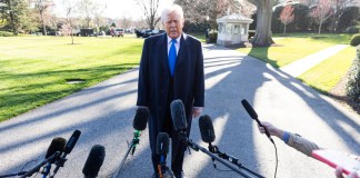 Presidente Donald Trump brindado declaraciones a fuera de la Casa Blanca. Foto La Hora: EFE