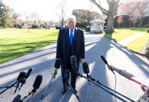Trump realiza despidos masivos en la rama de derechos civiles del departamento de seguridad Presidente Donald Trump brindado declaraciones a fuera de la Casa Blanca. Foto La Hora: EFE