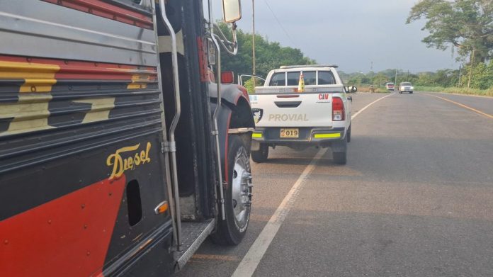 Autoridades de PROVIAL dieron a conocer la detención de un piloto de bus extraurbano, el cual operaba el vehículo portando una licencia no autorizada.