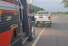 Detienen a piloto de bus extraurbano con licencia no autorizada que embistió a agente de Provial Autoridades de PROVIAL dieron a conocer la detención de un piloto de bus extraurbano, el cual operaba el vehículo portando una licencia no autorizada.