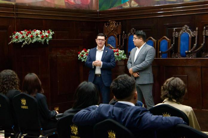 Los diputados Luis Enrique Ventura y David Illescas, del partido Movimiento Semilla, en una actividad. Foto: La Hora / Luis Enrique Ventura. 