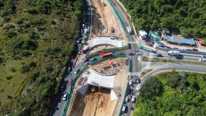 El paso a desnivel sobre el bulevar Naranjo está pronto a cumplir el plazo de entrega, mismo que genera expectativas en los vecinos del sector.
