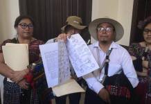 Autoridades de 48 Cantones, Totonicapán, entregan una lista de peticiones, en el Congreso, entre ellas que se revierta el aumento de sueldo de los diputados. Foto: La Hora / José Orozco
