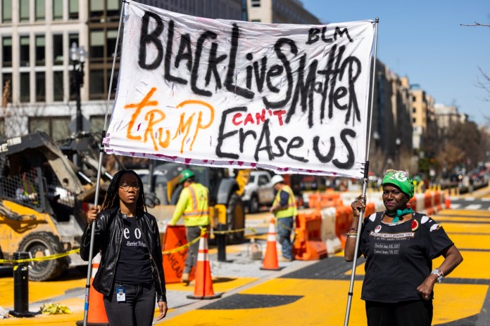 Protestantes por la demolición del muro Black Live Matters en Washington. Foto La Hora: EFE