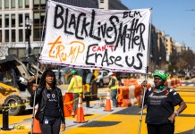 Por presión del partido de Trump Washington derriba el mural Black Lives Matter Protestantes por la demolición del muro Black Live Matters en Washington. Foto La Hora: EFE