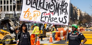 Protestantes por la demolición del muro Black Live Matters en Washington. Foto La Hora: EFE