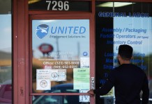 Fotografía de archivo del 2 de agosto de 2024 de una persona ingresando a una agencia de empleo en Los Ángeles, California. Foto La Hora: EFE