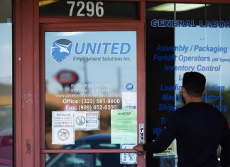 Fotografía de archivo del 2 de agosto de 2024 de una persona ingresando a una agencia de empleo en Los Ángeles, California. Foto La Hora: EFE