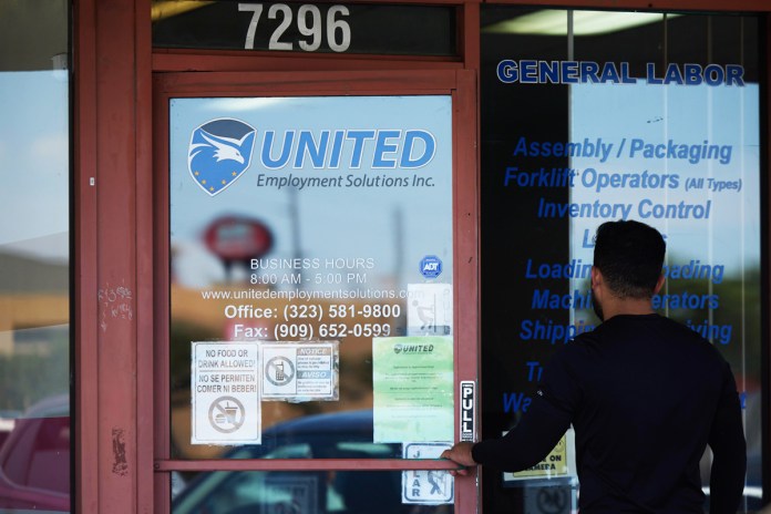 El desempleo en Estados Unidos sube al 4,1 % en febrero Fotografía de archivo del 2 de agosto de 2024 de una persona ingresando a una agencia de empleo en Los Ángeles, California. Foto La Hora: EFE