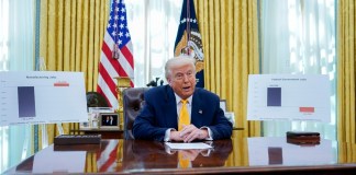 El presidente de Estados Unidos, Donald J. Trump, habla en la Oficina Oval. Foto La Hora: EFE