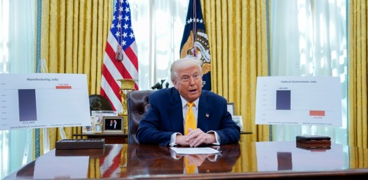 El presidente de Estados Unidos, Donald J. Trump, habla en la Oficina Oval. Foto La Hora: EFE