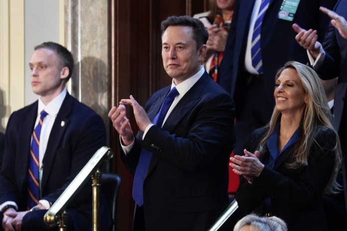 El asesor principal del presidente de Estados Unidos, Elon Musk, aplaude durante una sesión conjunta del Congreso de Estados. Foto La Hora: EFE