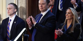 El asesor principal del presidente de Estados Unidos, Elon Musk, aplaude durante una sesión conjunta del Congreso de Estados. Foto La Hora: EFE