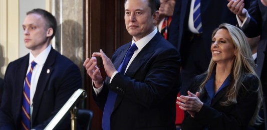 El asesor principal del presidente de Estados Unidos, Elon Musk, aplaude durante una sesión conjunta del Congreso de Estados. Foto La Hora: EFE