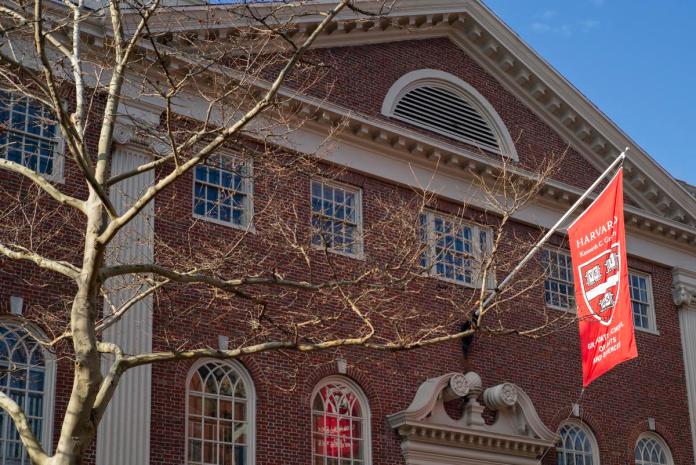 Foto de archivo que muestra una bandera en el campus de la Universidad de Harvard en Cambridge. Foto La Hora: EFE