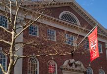 Efecto Trump: Harvard suspende contrataciones para preservar su flexibilidad financiera Foto de archivo que muestra una bandera en el campus de la Universidad de Harvard en Cambridge. Foto La Hora: EFE