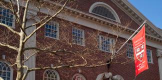 Foto de archivo que muestra una bandera en el campus de la Universidad de Harvard en Cambridge. Foto La Hora: EFE