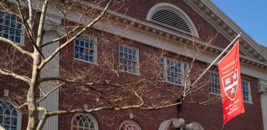 Foto de archivo que muestra una bandera en el campus de la Universidad de Harvard en Cambridge. Foto La Hora: EFE