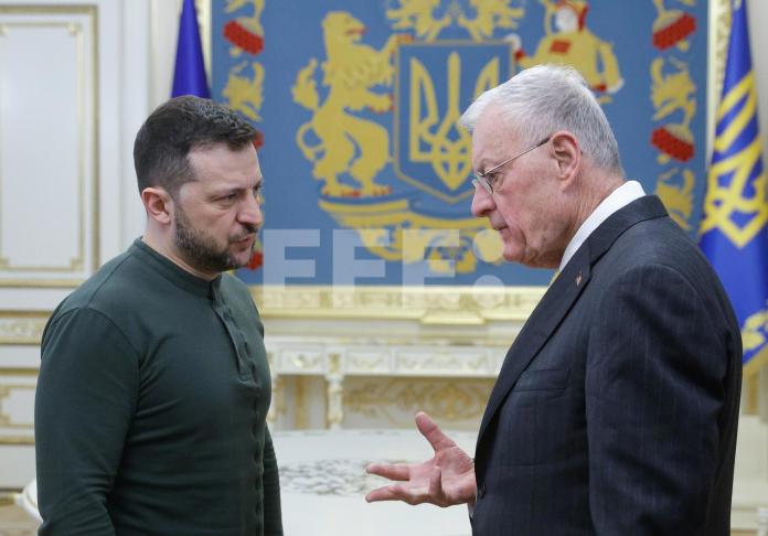 El mandatario de Ucrania, Volodymyr Zelensky (izq.), y el enviado especial del presidente estadounidense para Rusia y Ucrania, Keith Kellogg (der.), asisten a su reunión en Kiev, Ucrania, el 20 de febrero de 2025. Foto La Hora: EFE