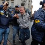 Un hombre es detenido por miembros de policía argentina este miércoles, frente al Congreso de la Nación en Buenos Aires (Argentina). La Hora: EFE/ Juan Ignacio Roncoroni
