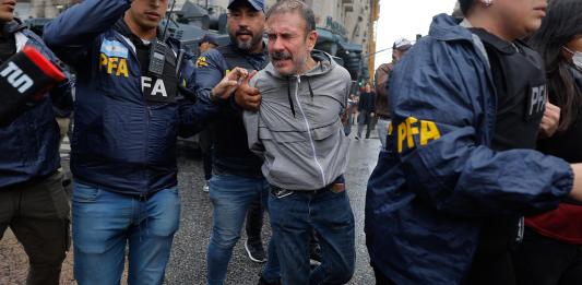 Un hombre es detenido por miembros de policía argentina este miércoles, frente al Congreso de la Nación en Buenos Aires (Argentina). La Hora: EFE/ Juan Ignacio Roncoroni