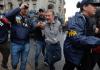 Un hombre es detenido por miembros de policía argentina este miércoles, frente al Congreso de la Nación en Buenos Aires (Argentina). La Hora: EFE/ Juan Ignacio Roncoroni