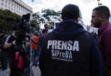 Reporteros gráficos de Argentina participan en una protesta este jueves, en solidaridad con el fotógrafo argentino Pablo Grillo, en Buenos Aires Foto La Hora: EFE
